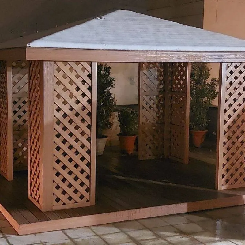 آلاچیق چوب پلاست